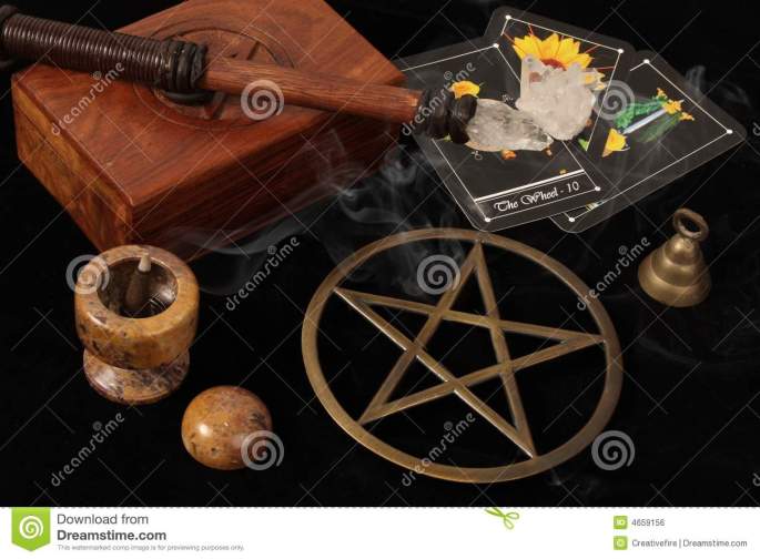 objetos-de-wiccan-y-tarjetas-de-tarot-4659156