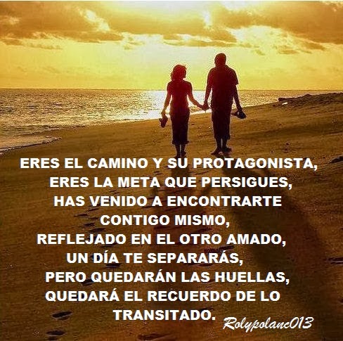 pareja caminando playa ocaso (1)